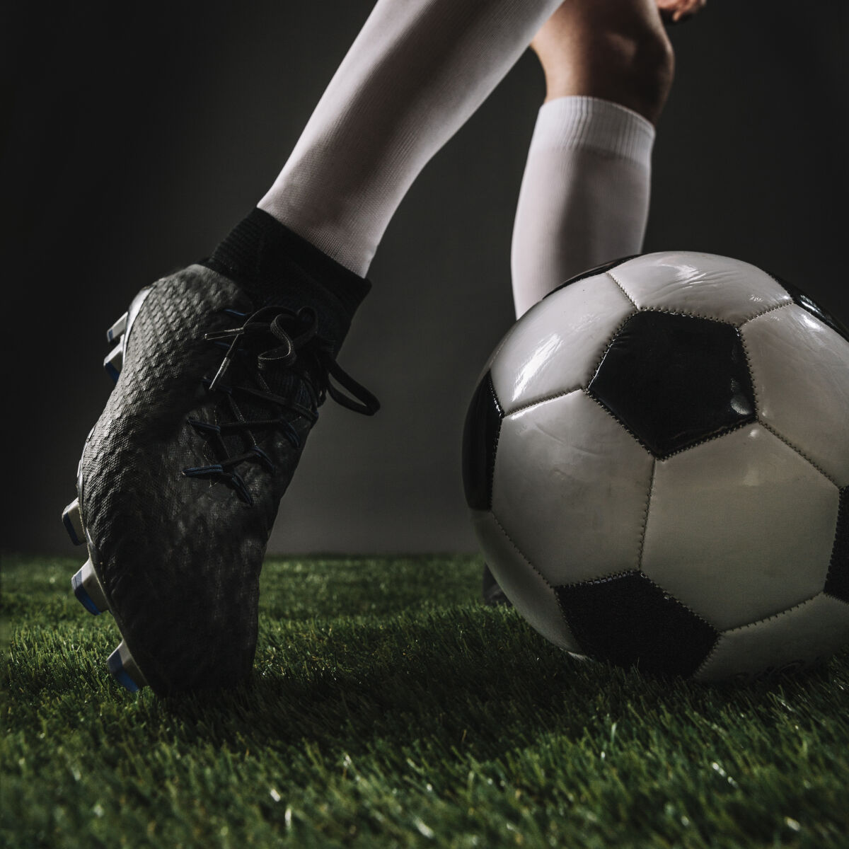 Balones de futbol sobre el césped de un estadio.