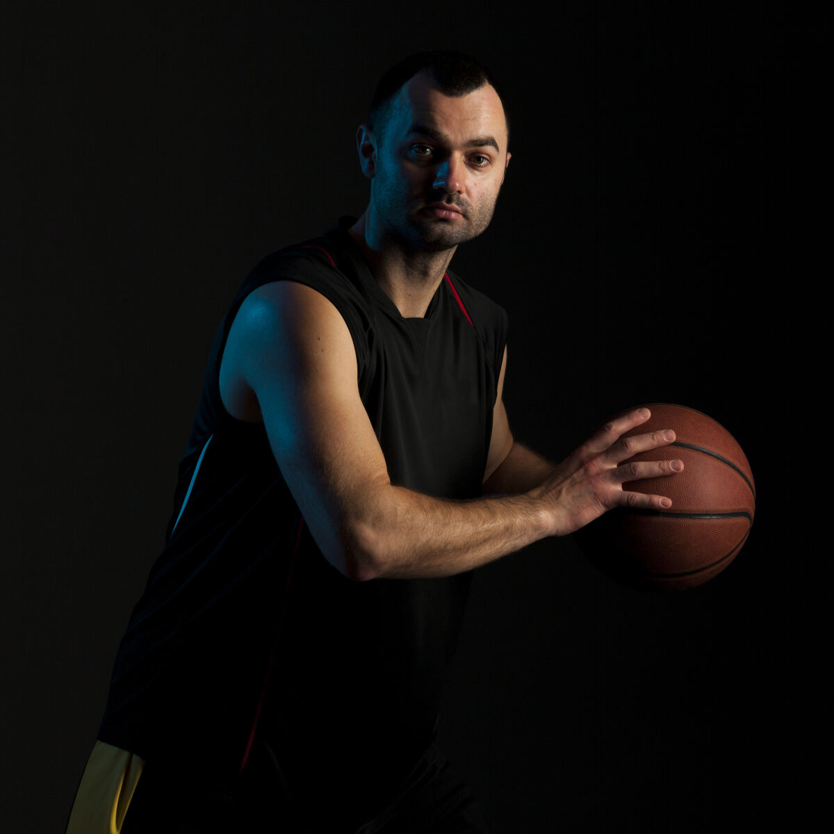 Jugadores vistiendo jerseys de futbol.