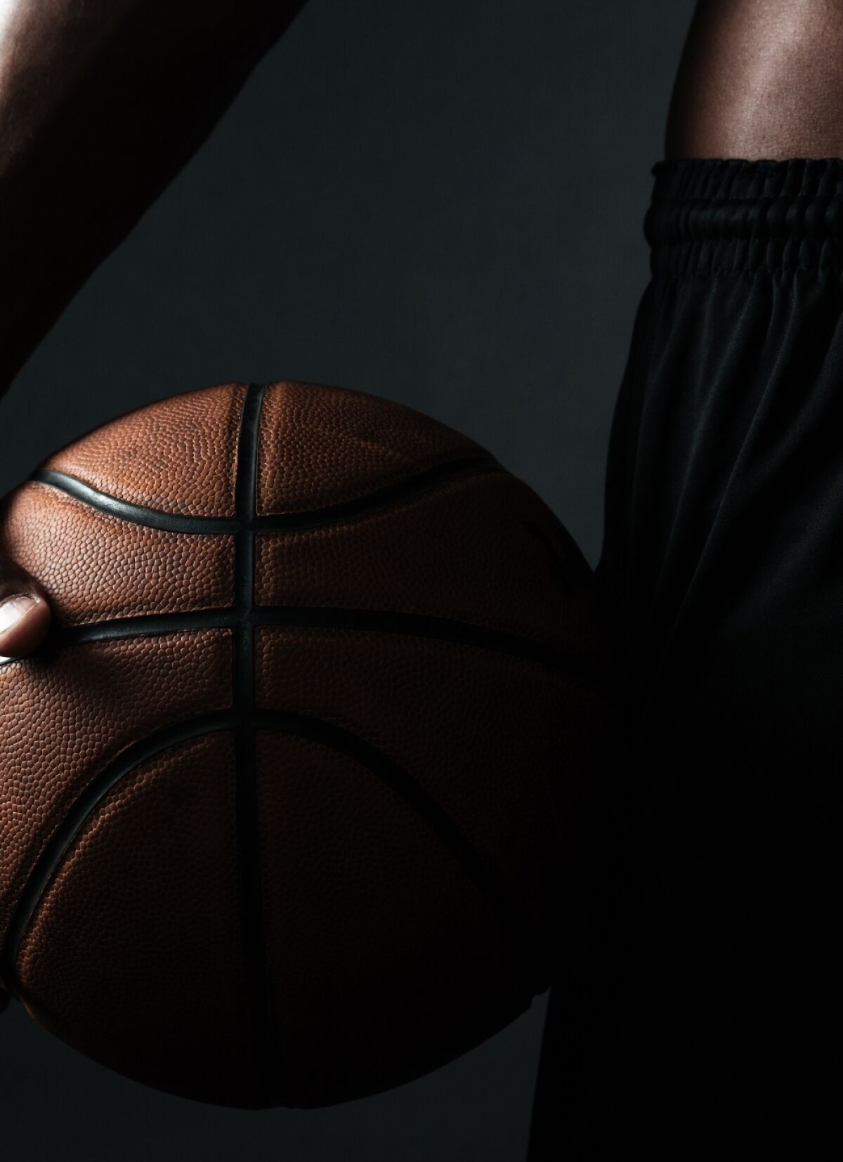 Atleta entrenando con equipo deportivo