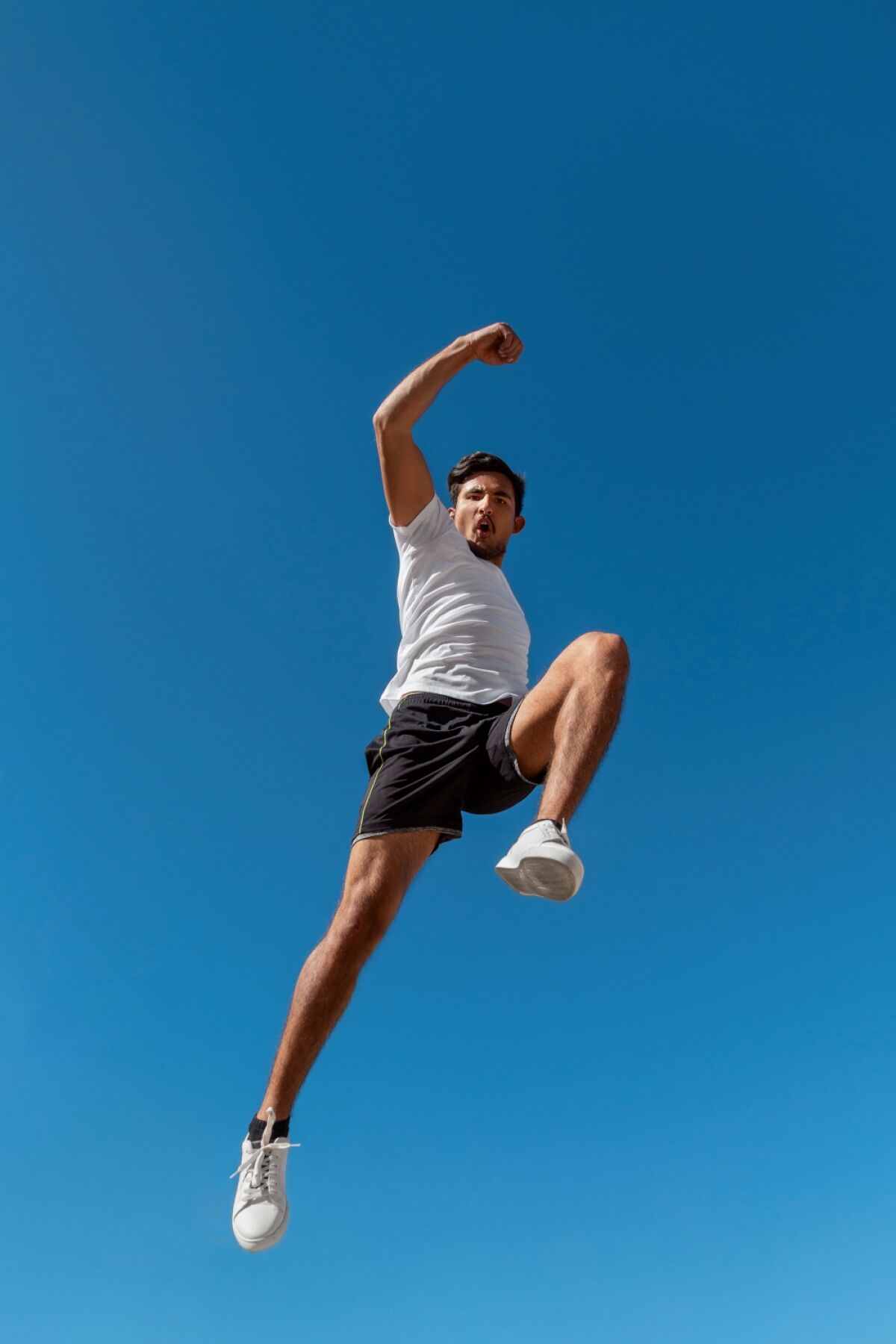 Atleta entrenando con equipo deportivo